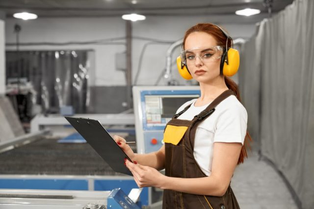Kiedy zaopatrzyć pracowników w odzież roboczą i ochronną?