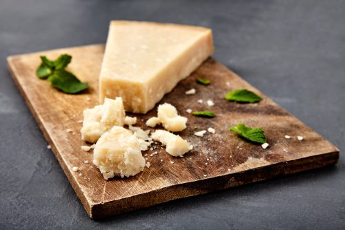 Wyrazisty smak parmezanu – odkryj kulinarne możliwości tego aromatycznego sera!